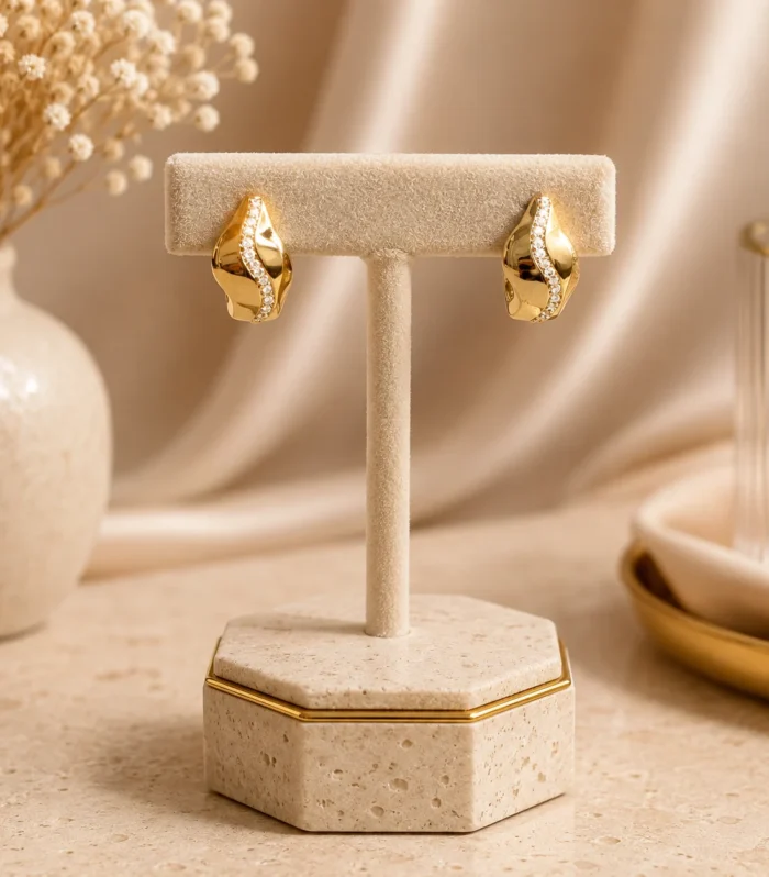 Nur Design Atelier Dalgali Tas Detayli Altin Renk Kadin Kupe