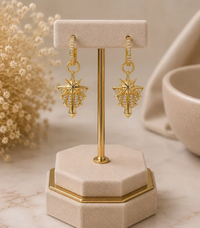 Nur Design Atelier Tasli Yaprak Figurlu Altin Celik Sallantili Kupe
